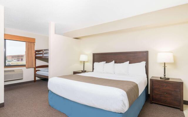 Days Inn & Suites by Wyndham Baxter Brainerd Area