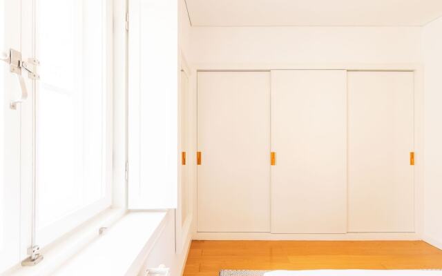 JOIVY Chiado Self Check-In 2-BR Flat w/Parking