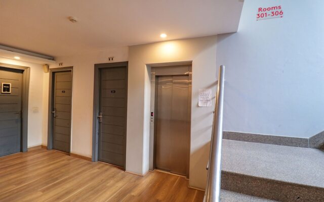 FabHotel Majestic JPM I