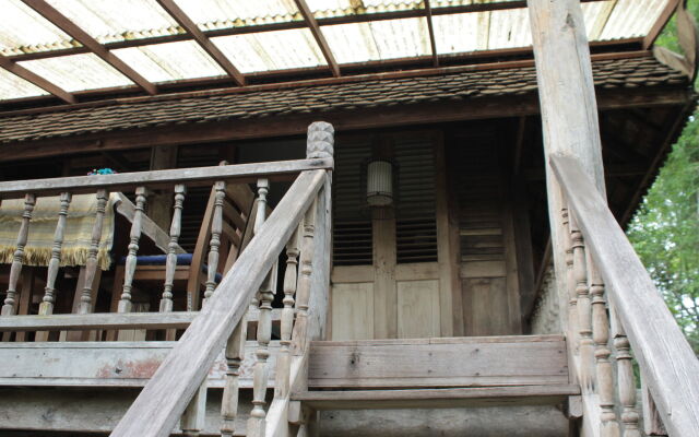 Thai Teak House Garden Homestay