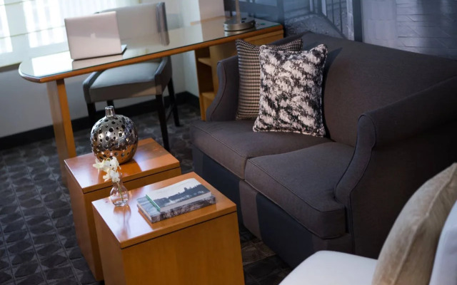 Renaissance Chicago O'Hare Suites Hotel