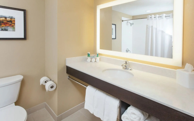 Holiday Inn Express & Suites Sandusky by IHG