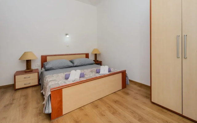 Spacious Apartment w Patio 40m From the Beach