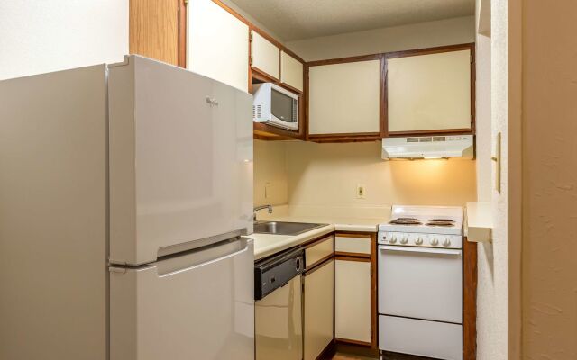 HomeTowne Studios by Red Roof Atlanta - Lawrenceville