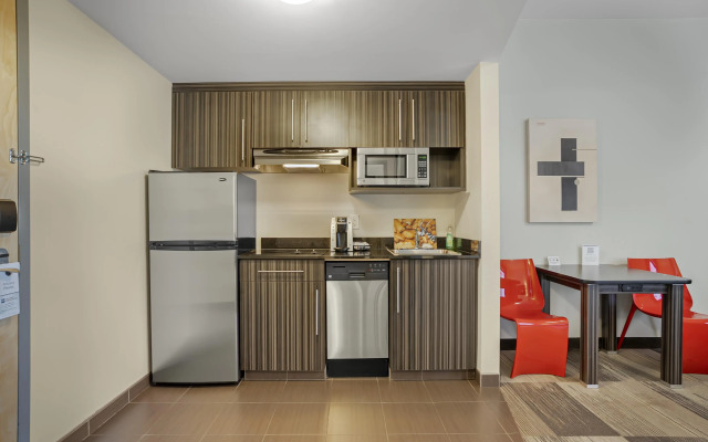 Best Western Plus Airport Inn & Suites