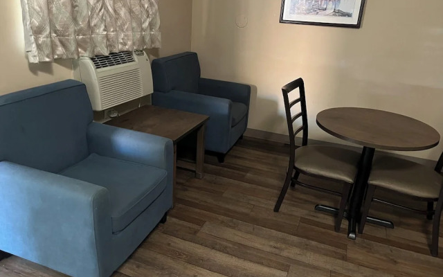 HomeTowne Studios & Suites by Red Roof Charlotte - Ballantyne