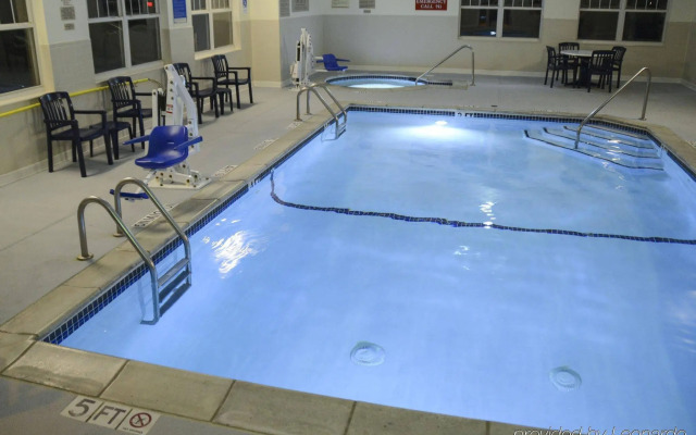 Country Inn & Suites by Radisson, Dundee, MI