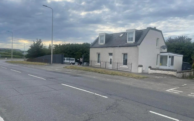 4 bed bungalow near Airport