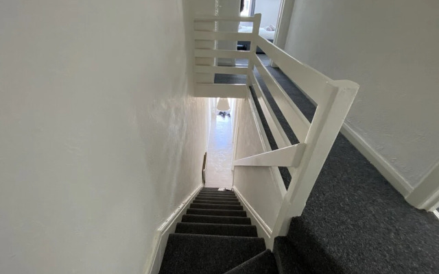 Beautiful Modern 3-bed House in Wallasey Near City