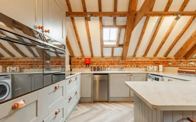 Host Stay Rogues Barn