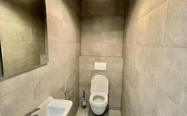 1 bedroom in Center-Terrace & Parking