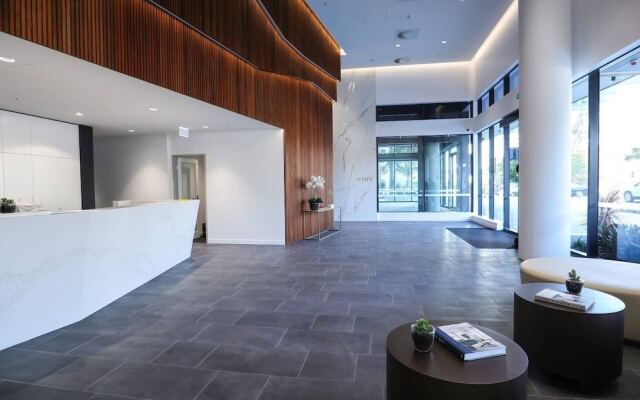 Stylist 2 Bedrooms Apartment With Pool/gym/parking
