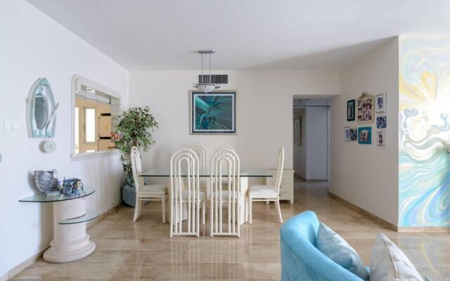 4BR Seaview Apt Private Balcony &Parking