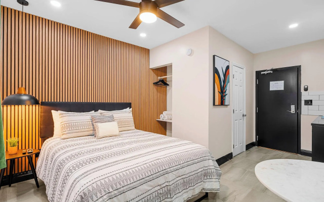 Baybreeze Apartments by Lowkl