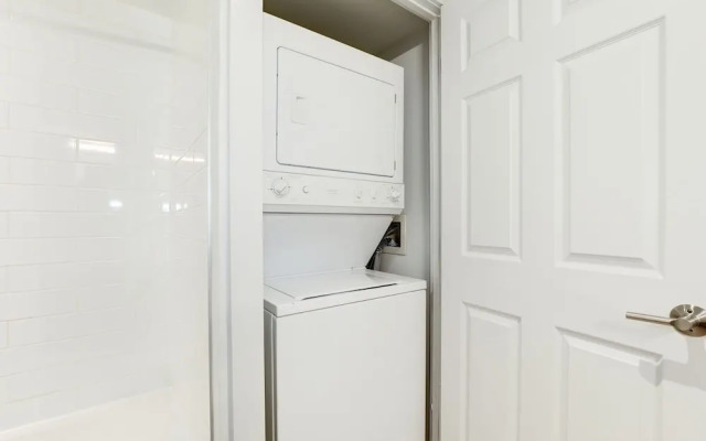 Elegant 2BR Apartment - Minutes to D.C.