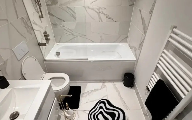 2 Bed Flat - Sleeps 4 - Parking - Wifi
