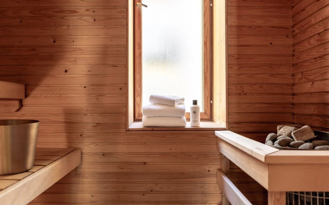 Stylish 1br with balcony & private sauna
