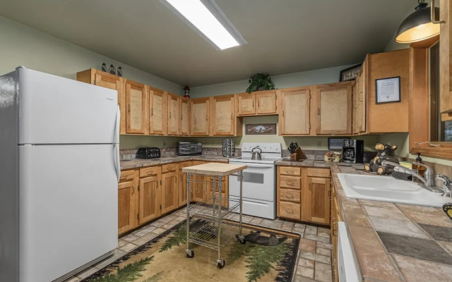 Bear Paw 2 Bedroom Home by NW Comfy Cabins by RedAwning