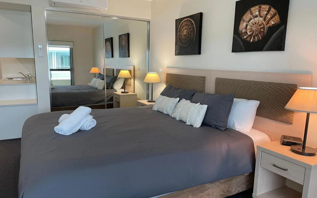 245 Pacific Blue 265 Sandy Point Rd air conditioned unit with resort facilities and linen supplied – Guest Rooms – Salamander Bay