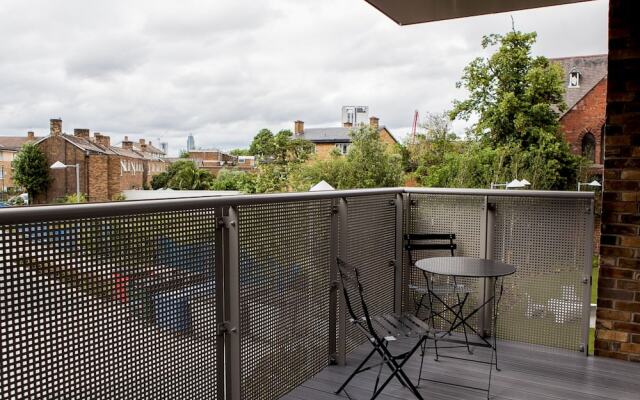 Colourful Modern Brixton 2 Bed with Balcony