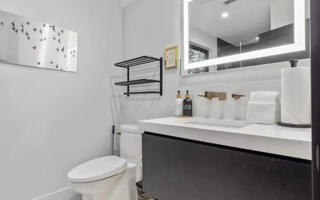 Luxury Clarendon 4-BR Homestay - McVeigh