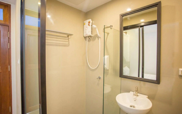 The Arak Bed Bar and Hostel