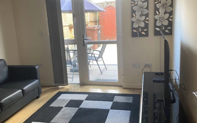Beautiful 4 Bedroom Home With Parking by Lakeside