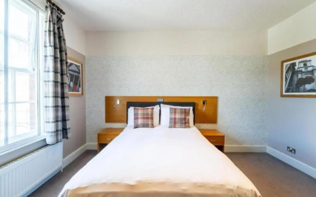 OYO The Red Lion Hotel