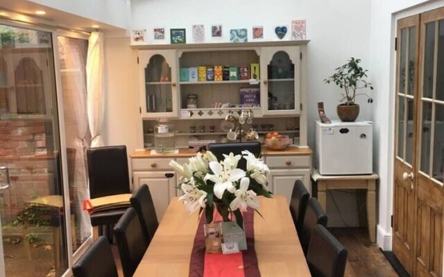 10 Bedroom Home In Glastonbury Beautiful Garden