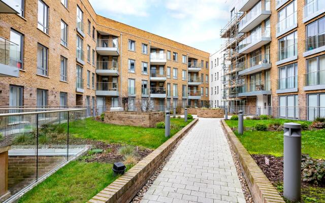 Comfy Two Bedroom One Bath Apartment in Limehouse