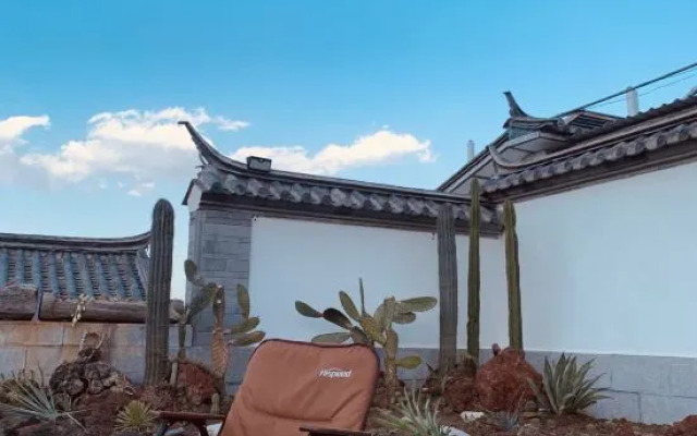 Yilongge Homestay (Dali Erhai Caicun Longkan Wharf Branch)