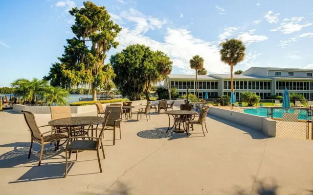 Private Balcony w/ Water Views: Welaka Condo!