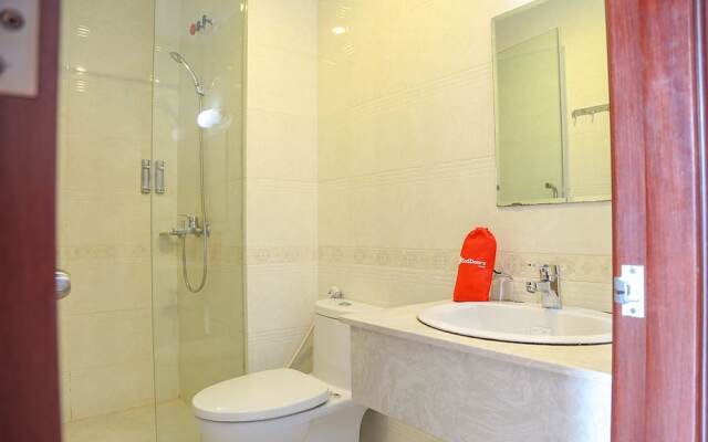 RedDoorz Plus near Hoang Van Thu Park