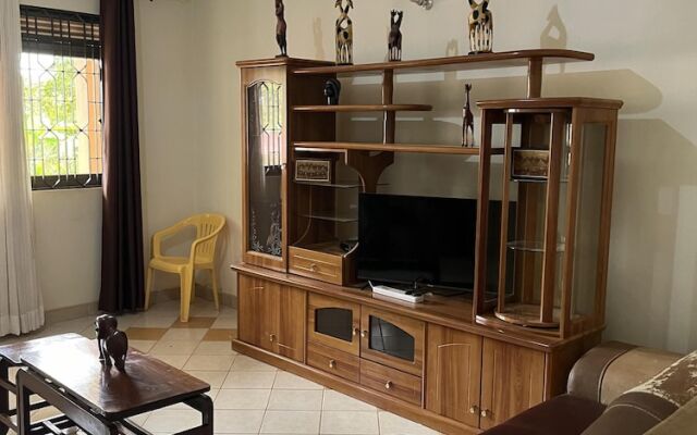 Inviting 3-bed House in Akright City Jennifers