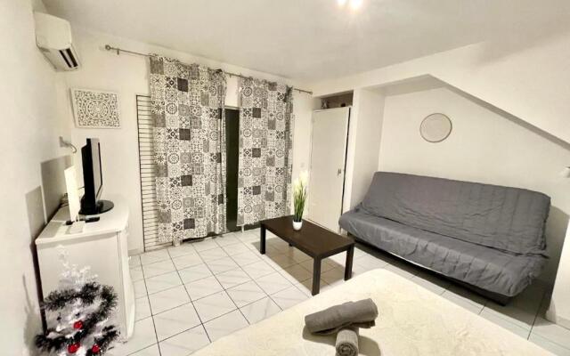 Studio dans résidence avec piscine proche marina