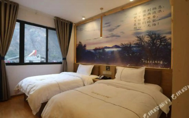 Zhengba Shilixiang Courtyard (Luding Daduhe Bridge)