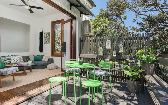 Historic 1890s House With Terraced Backyard Deck H346