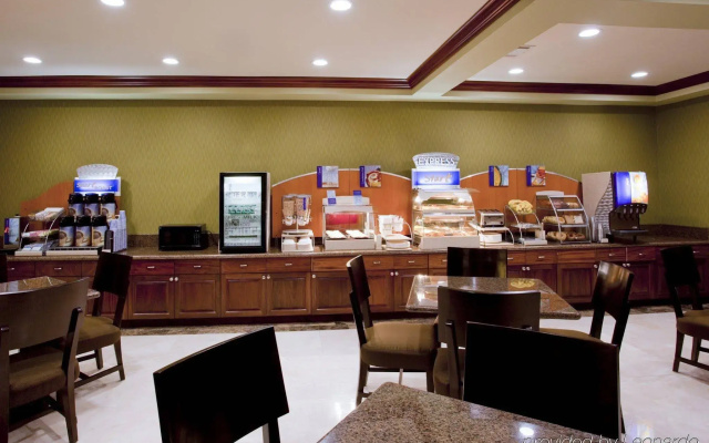 Holiday Inn Express & Suites Woodland Hills by IHG