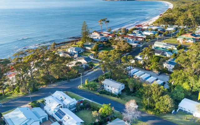 MOBYS AT HYAMS Hyams Beach 4pm check out Sundays