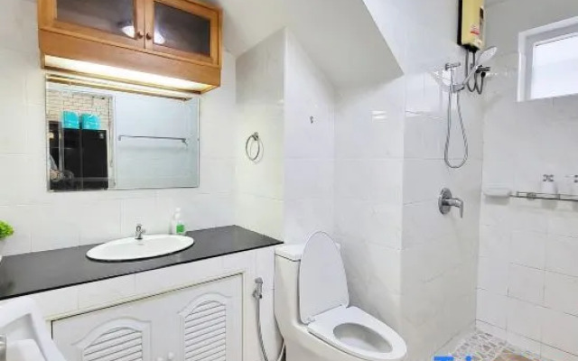 Poon House Nimman: Spacious Stay Near Attractions