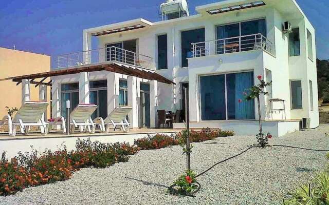 Detached Villa, Private Heated Pool, Outstanding Sea Views, Sleeps 6, Free Wifi