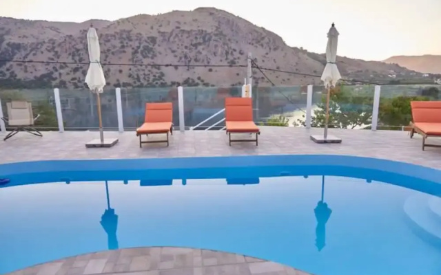 Best Family Friendly Villa Near Lake Kournas