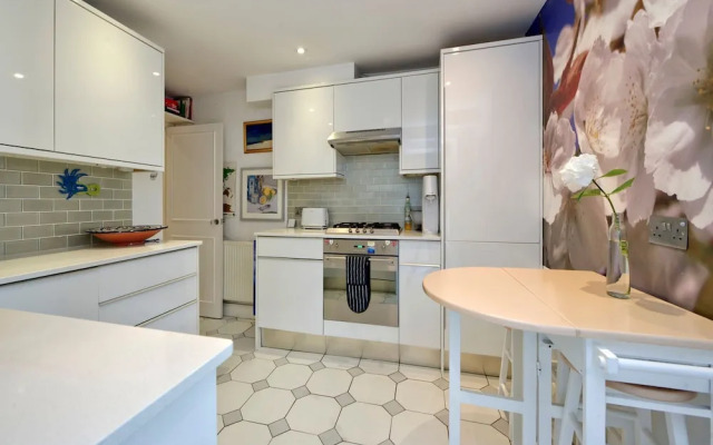 Lovely 2-bed Garden Flat in West Kensington