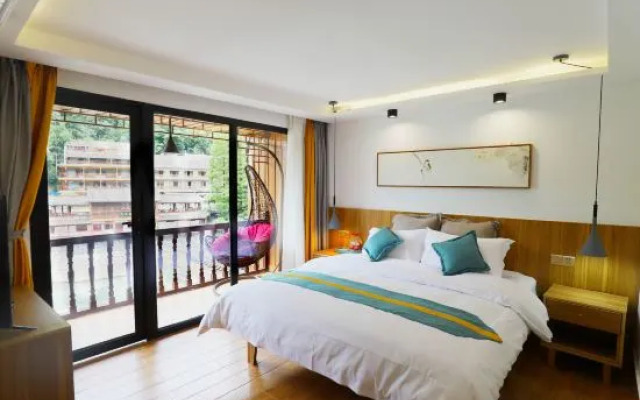 Fenghuang Shanjianxishui Courtyard Inn