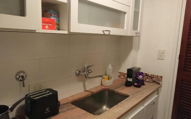 Excelente departamento con balcón a la calle sobre avenida