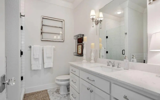 The SoFay Farmhouse - 1 Mile From U of A - Luxury Amenities