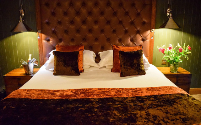 Craigmhor Lodge & Courtyard