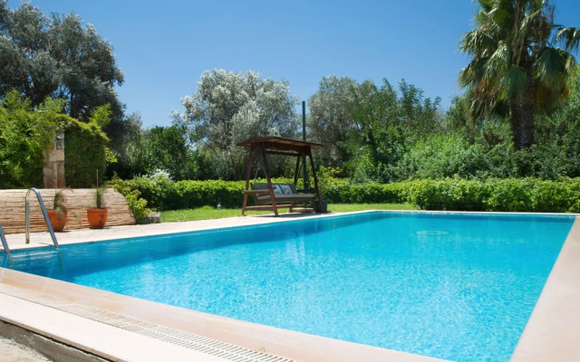 Important Group Villa Costa