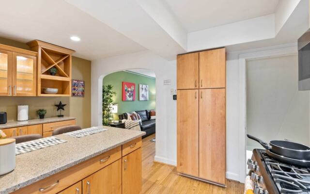 Beautiful 3br/3ba Colonial House by Cozysuites