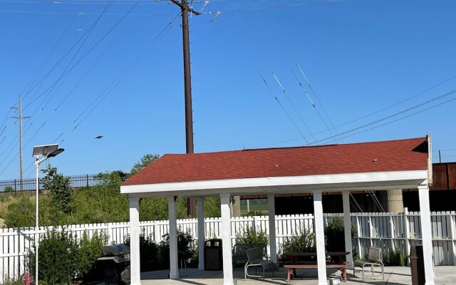 Regal 8 Inn & Suites